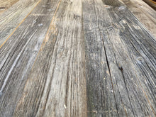 Lade das Bild in den Galerie-Viewer, Altholz Fichte grau sonnenverbrannt 20cm 1,2m Paneele Fixbreiten