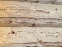 Lade das Bild in den Galerie-Viewer, Fichte gehackt & gebürstet mit Baumkante