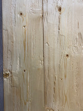 Lade das Bild in den Galerie-Viewer, Fichte gehackt & gebürstet farblos mit Wachs behandelt
