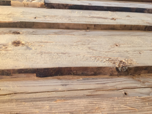 Lade das Bild in den Galerie-Viewer, Fichte gehackt & gebürstet mit Baumkante