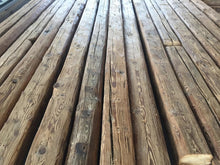 Lade das Bild in den Galerie-Viewer, Handgehackte Altholz Balken 16/18 cm
