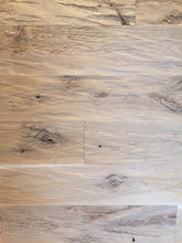 Lade das Bild in den Galerie-Viewer, Eiche gehackt & gebürstet Wandverkleidung