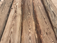 Lade das Bild in den Galerie-Viewer, Handgehackt Altholz Fichte Bretter halbe Walze