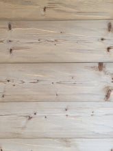 Lade das Bild in den Galerie-Viewer, Fichte gedämpft gehackt & gebürstet Nut & Feder bis 29cm breit