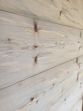 Lade das Bild in den Galerie-Viewer, Fichte gedämpft gehackt & gebürstet Nut & Feder bis 29cm breit