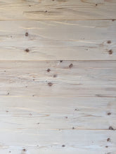 Lade das Bild in den Galerie-Viewer, Fichte gehackt & gebürstet Nut & Feder 285mm breit