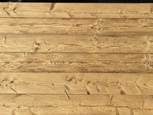 Lade das Bild in den Galerie-Viewer, Lärche dunkel rustikal gehackt & gebürstet Nut & Feder