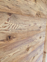 Lade das Bild in den Galerie-Viewer, Lärche rustikal gehackt & gebürstet Glattkant 240mm