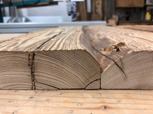 Lade das Bild in den Galerie-Viewer, Handgehackt Altholz Fichte Bretter halbe Walze