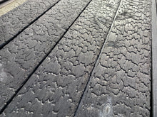 Lade das Bild in den Galerie-Viewer, Sichtschutz schwarz 3D geflammt Fichte einseitig 20, 45, 75mm dick 45, 75, 95, 120mm breit
