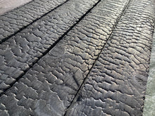 Lade das Bild in den Galerie-Viewer, Sichtschutz Holz schwarz 95, 120, 145mm geflammt Fichte einseitig
